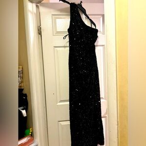 Can be worn for Prom or homecoming or formal event